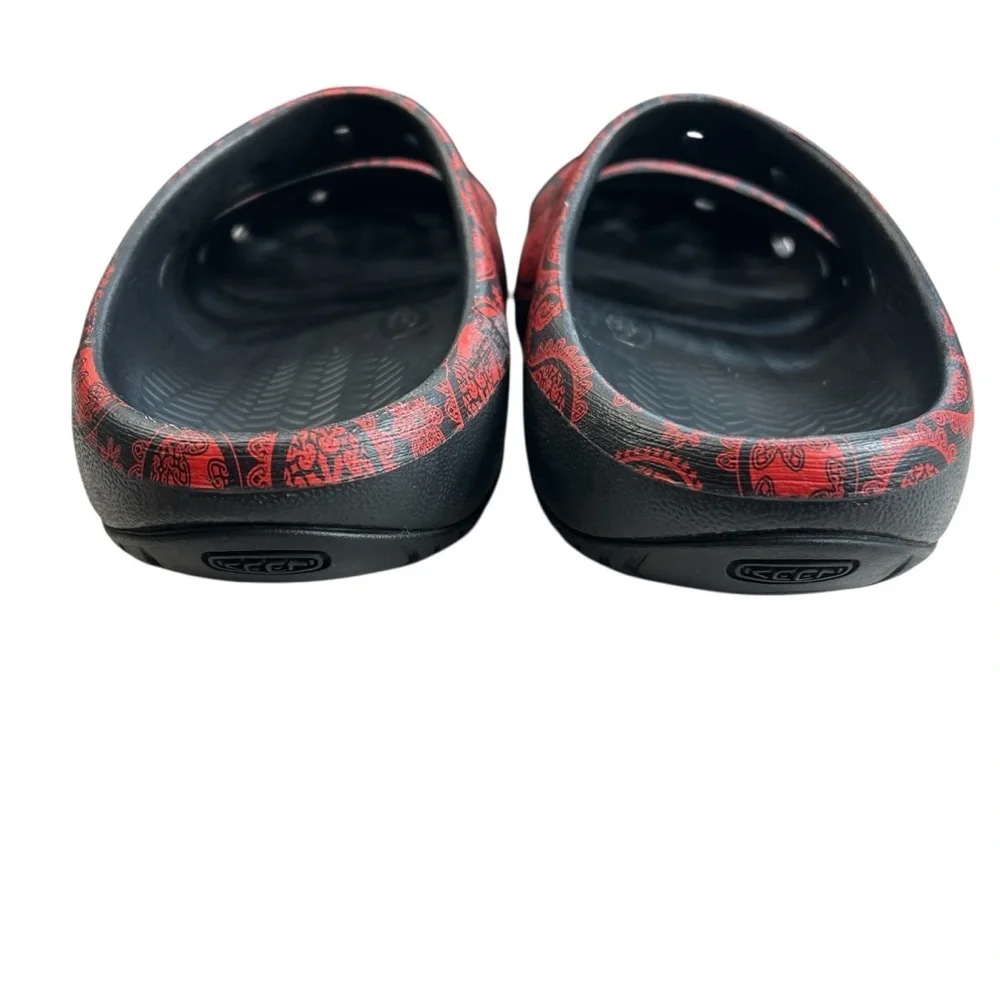 Keen Yogui Arts Clogs Sandals in Rip City Paisley (Red/Black) Pattern Size M7/W9